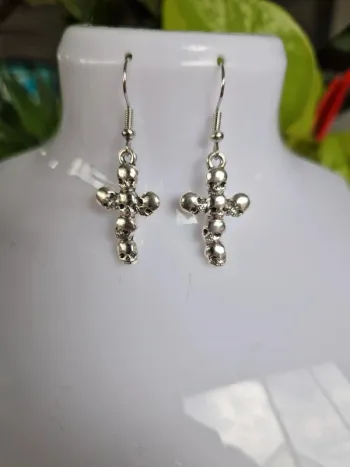 Boucles d'oreilles fantaisies argentées croix et tête de mort