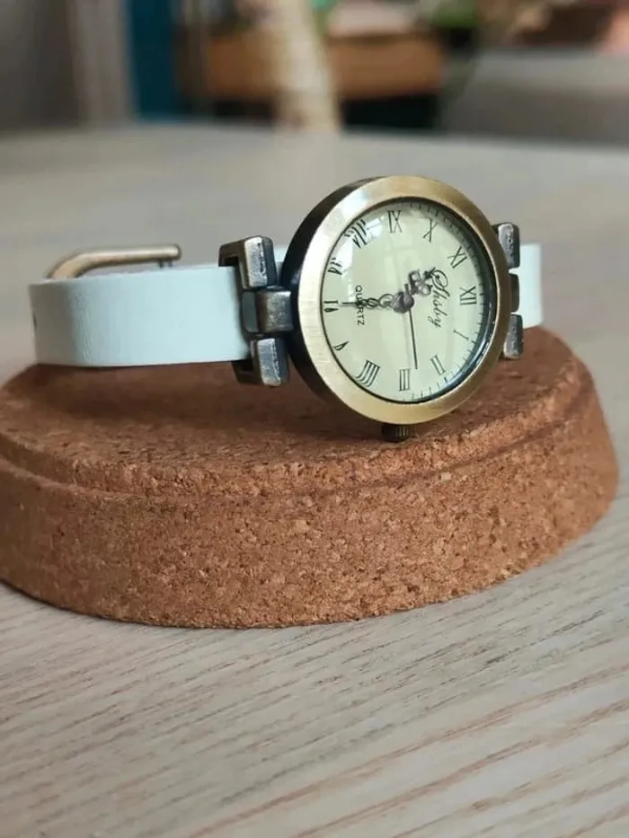 Montre blanche, mouvante, style vintage