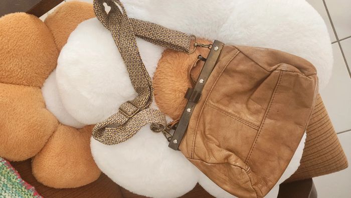 Adorable petit sac à main camel en cuir + bandoulière ajustable