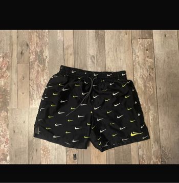 short de bain nike noir avec virgules verte et blanche