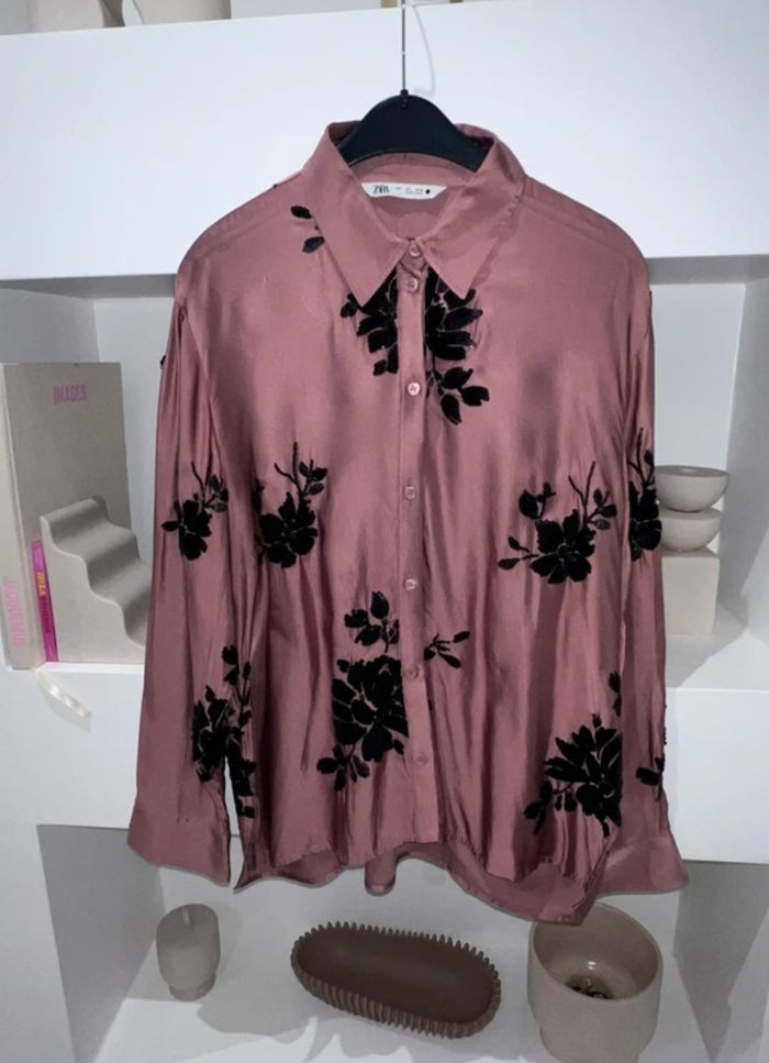 Chemise satinée Zara ornée de sequins noirs S