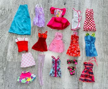 Lot vêtements poupée Barbie 