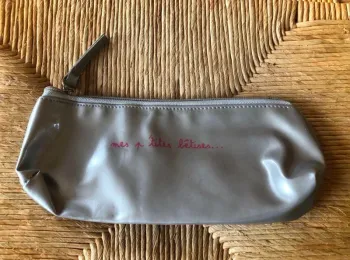 Trousse rigide  en  parfait  état