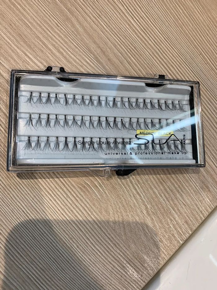 Faux cils implants