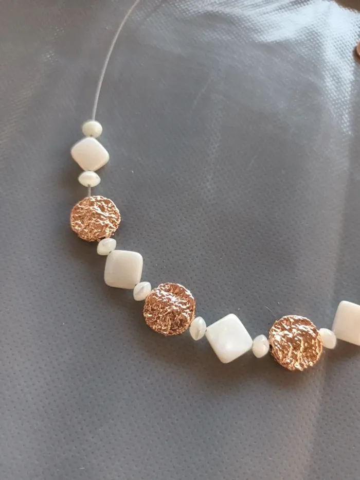 Collier ras de cou blanc dore - photo numéro 2