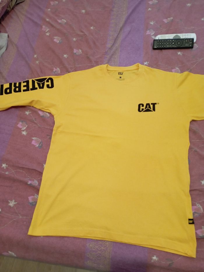 T-shirt à manches longues . Taille  M. Marque . Caterpillar