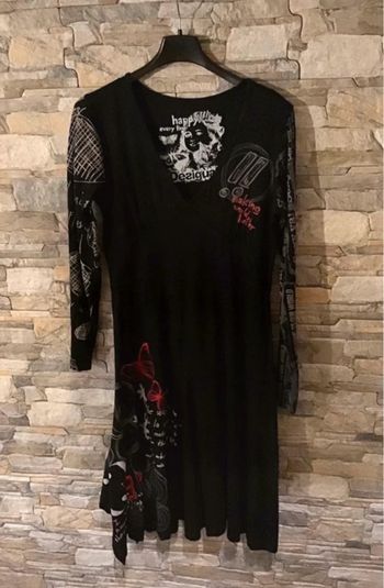 Très jolie robe manches longues taille M de la marque Desigual
