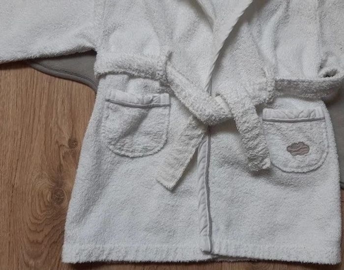 Peignoir / sortie de bain en éponge 2 ans Blanc liseré beige cadet rousselle En très bon état - photo numéro 4