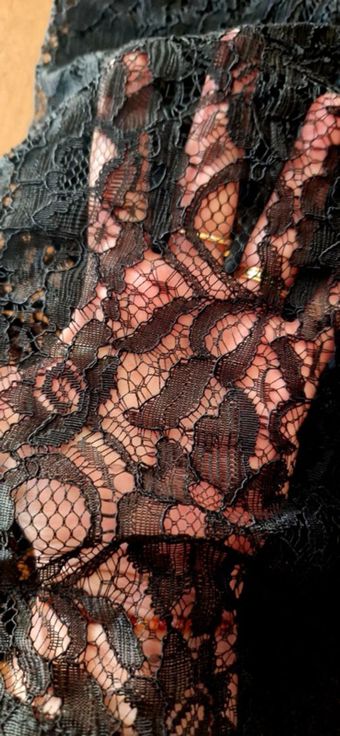 Robe noir, dentelle et broderie - photo numéro 4