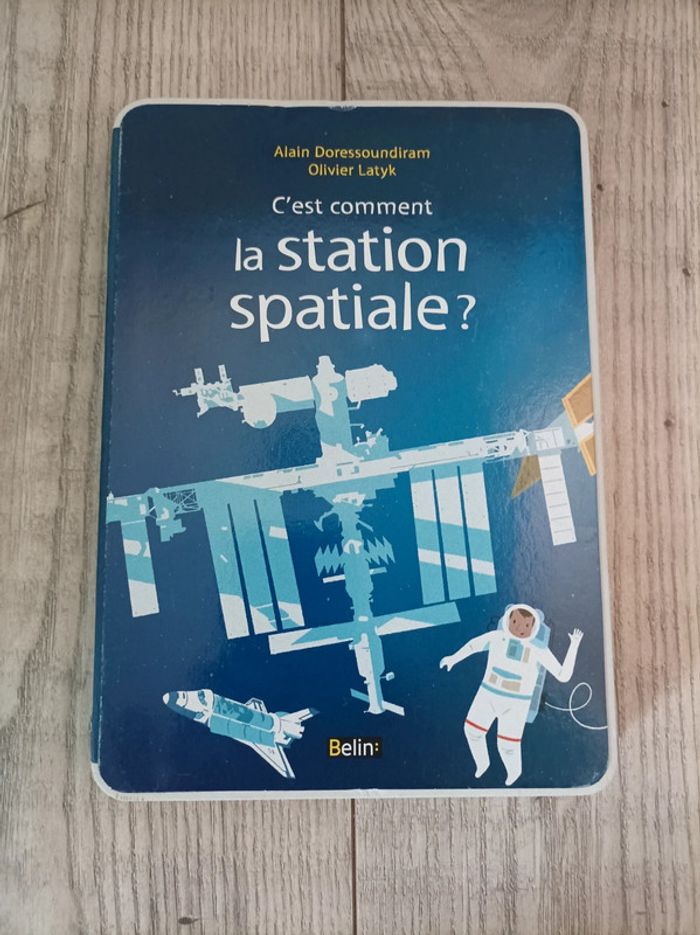 Joli livre " c'est comment la station spatiale ?"
