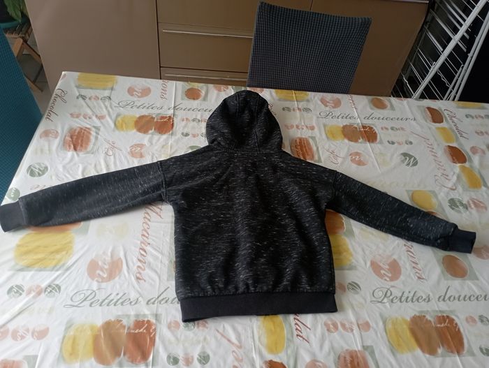 Gilet zippé à capuche gris manches longues Primark 7/8 ans 3€ - photo numéro 3