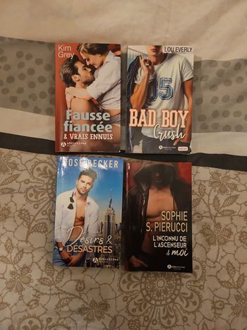 Lot de 4 livres, édition addictives poche, très bon etat