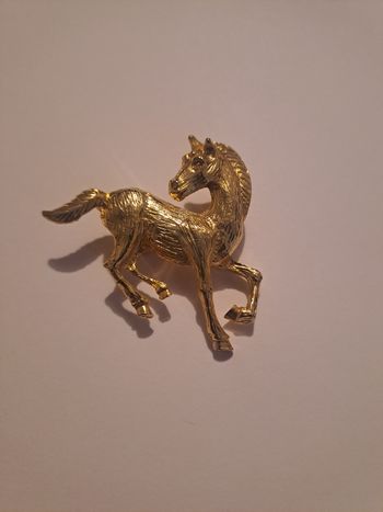 Broche cheval doré