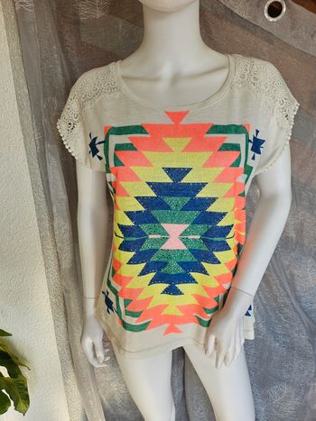 Tee shirt avec dentelle crochetee et strass