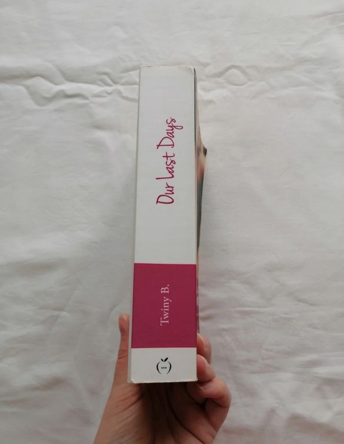 Livre our last days - photo numéro 3