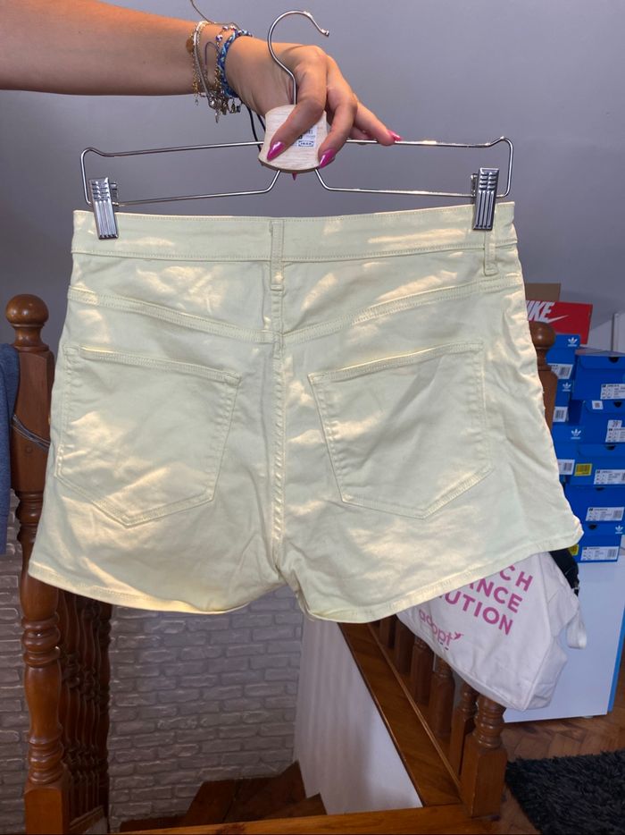 Short jaune - photo numéro 2