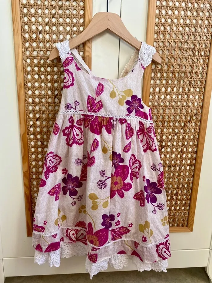 Robe fleurs violettes et dentelle