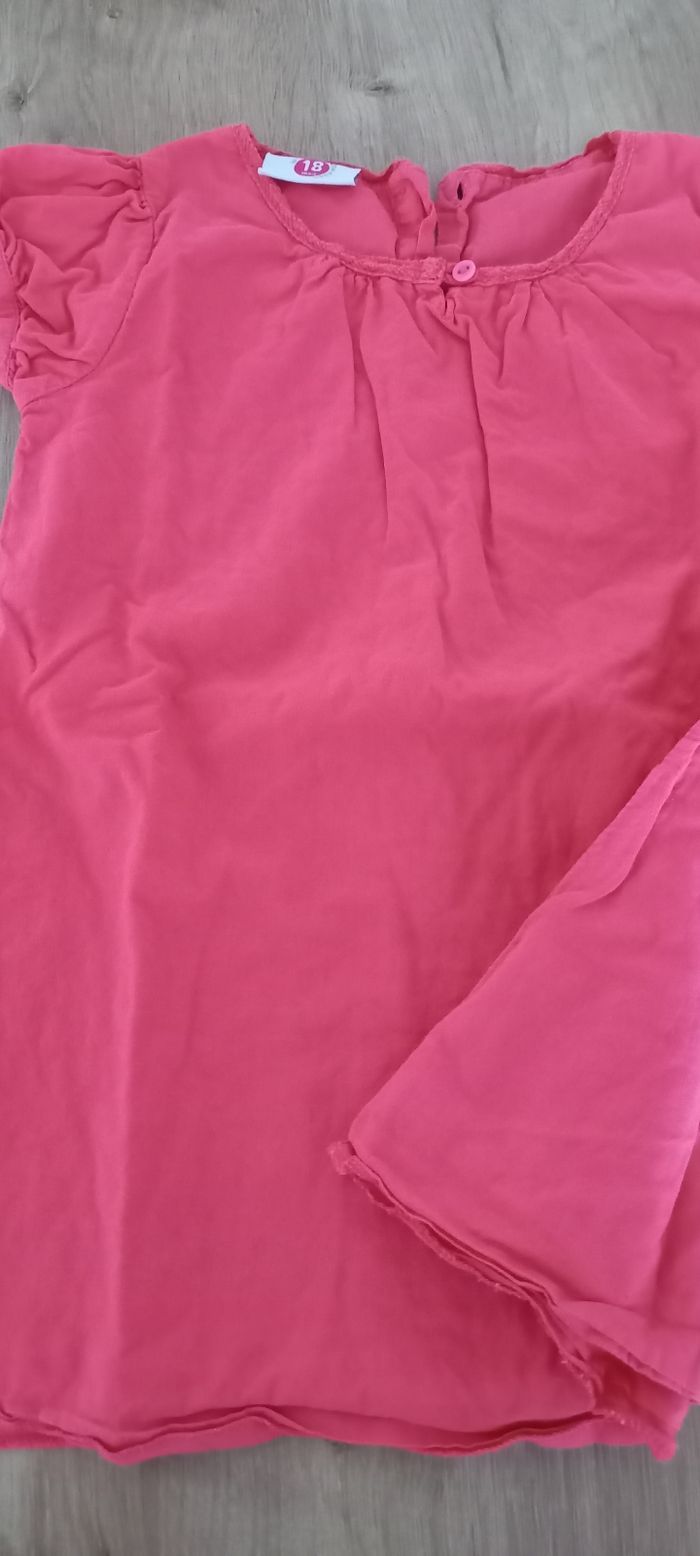 Une robe manches courtes