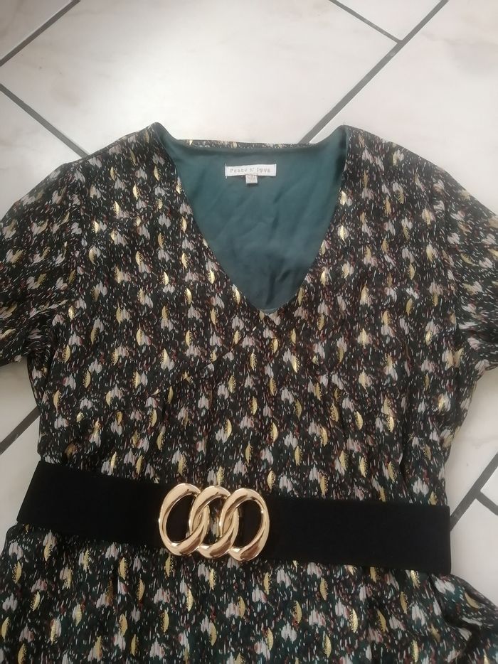 Jolie robe verte à motifs dorés - photo numéro 2