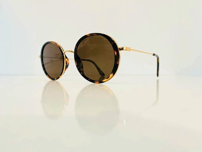 Lunette de soleil femme ovale marron écaille et dorée UV protection catégorie 3