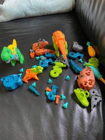 Lot dinosaures à visser/ dévisser