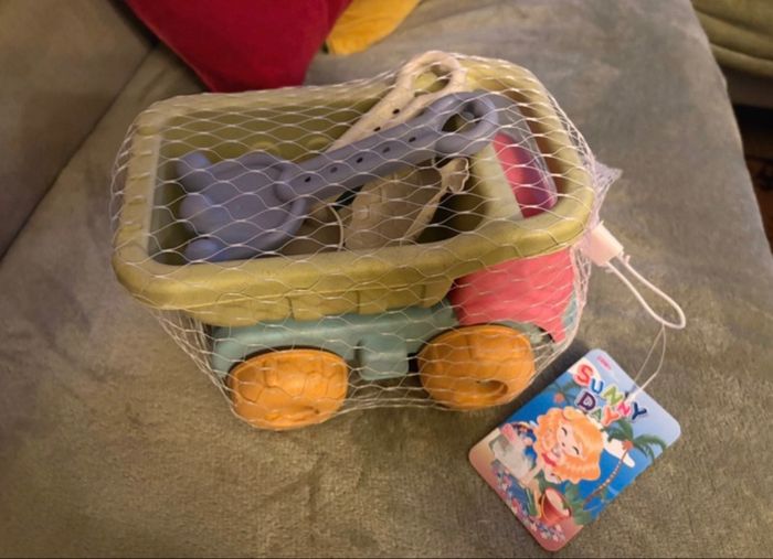 Camion benne avec jeux de plage ou de jardin - photo numéro 3