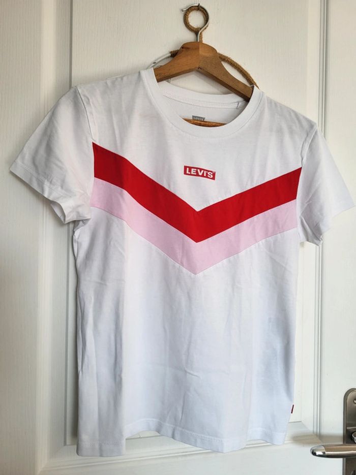 T-shirt levi's etat neuf XS 12 ans - photo numéro 2