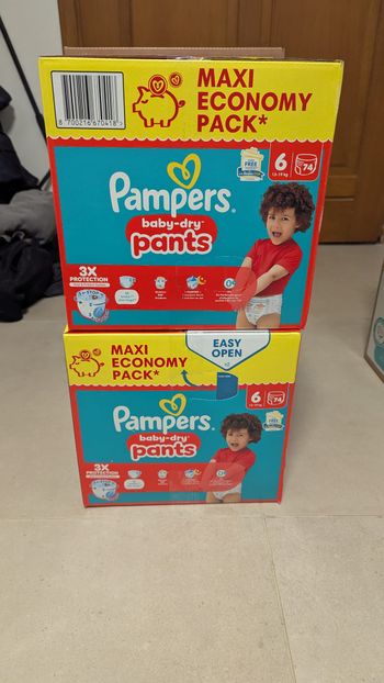 Lot de deux cartons de pampers pants taille 6