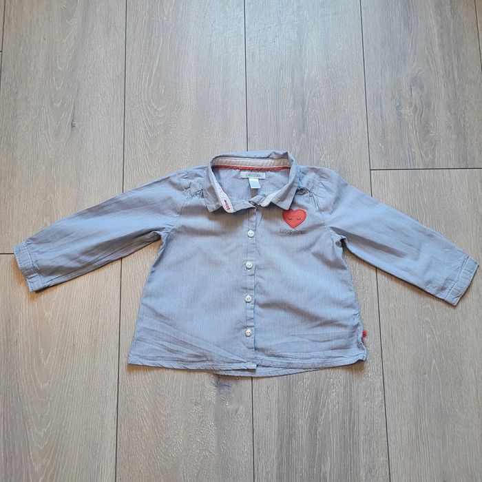 Chemise blanche rayé bleu. Fille 18 mois. Marque Obaibi