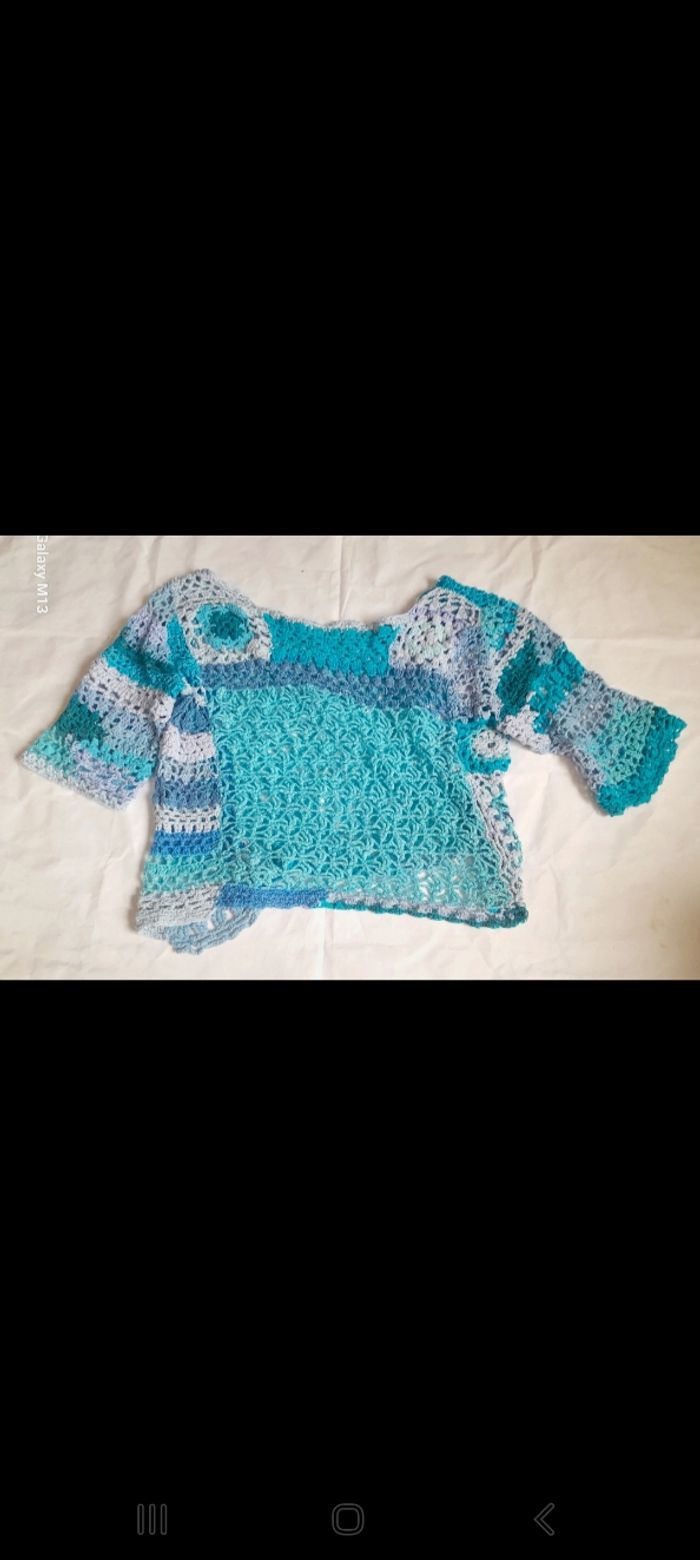 Tee shirt femme à trous fait main au crochet bleu en coton taille M - photo numéro 2