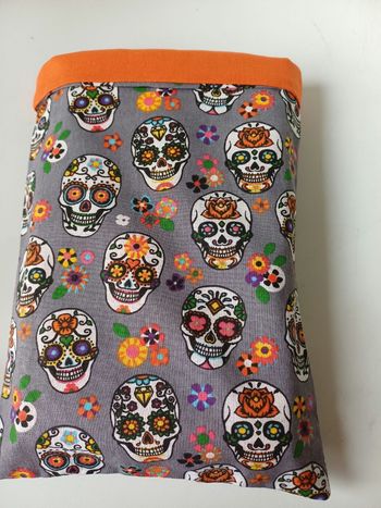 Protège livre tissu fait main – pochette livre grand format broché tête de mort 
