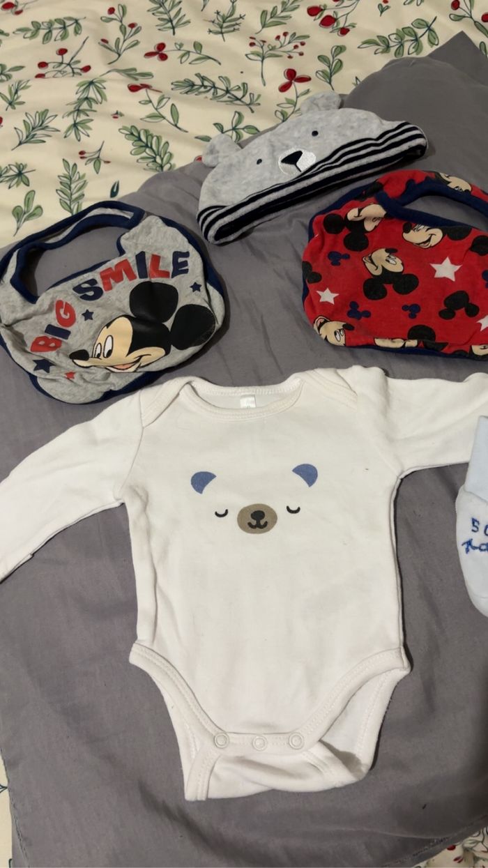 Ensemble naissance garçon + bavoir Disney + chausson neuf - photo numéro 2