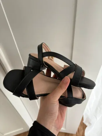 Sandales à talon pour fille p28