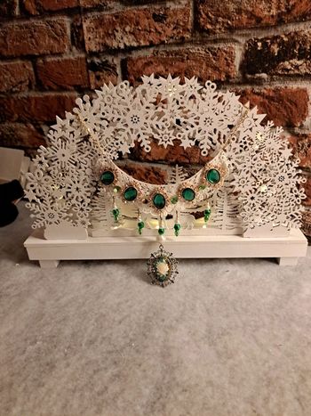 Collier magnifique strass vert dentelle et pendentif camé