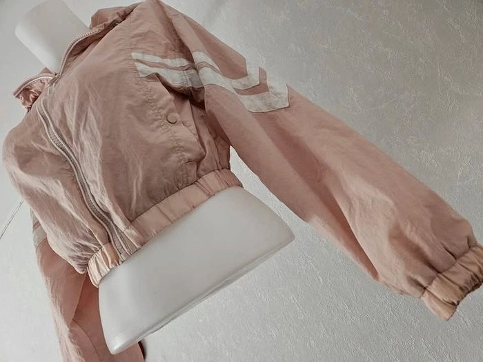 Veste imperméable, à capuche, manches
longues. Avec 2 poches.
Don't call me. Jennyfer.
Taille :XS - photo numéro 4