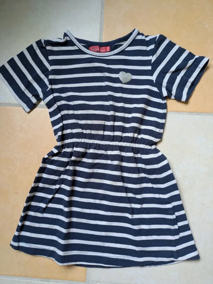 Robe 5 ans bon état tissaia