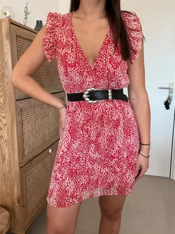 Robe rouge Rue des Abbesses