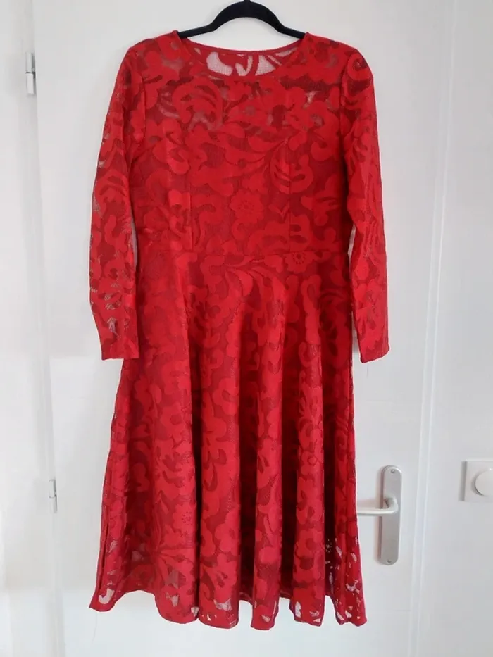 Robe rouge type dentelle - photo numéro 4