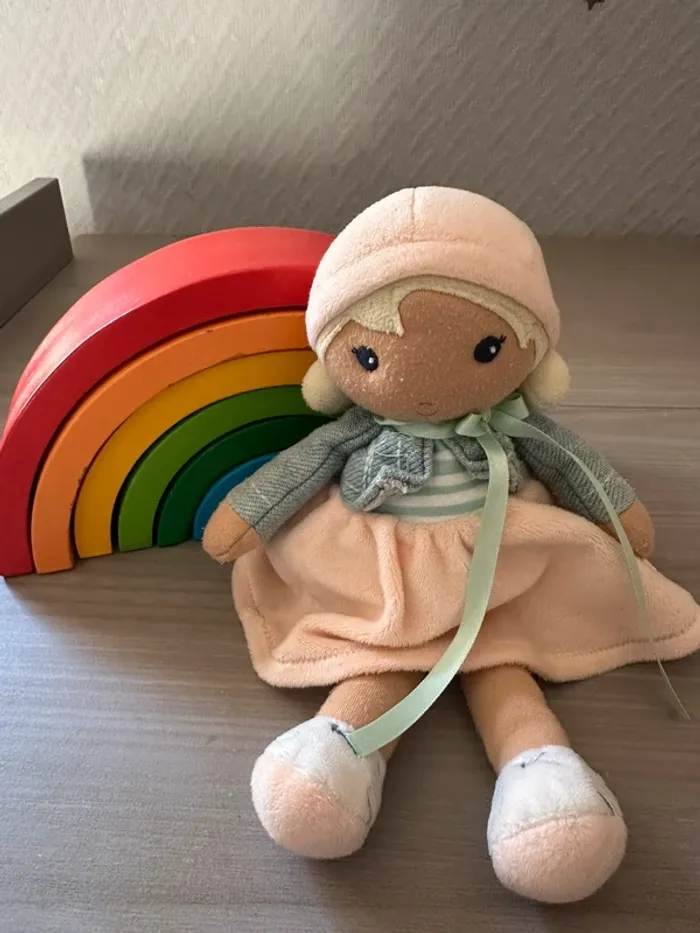 Peluche poupée fille Kaloo Chloé robe beige veste jean