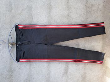 Jean noir avec bandes rouge/blanche
