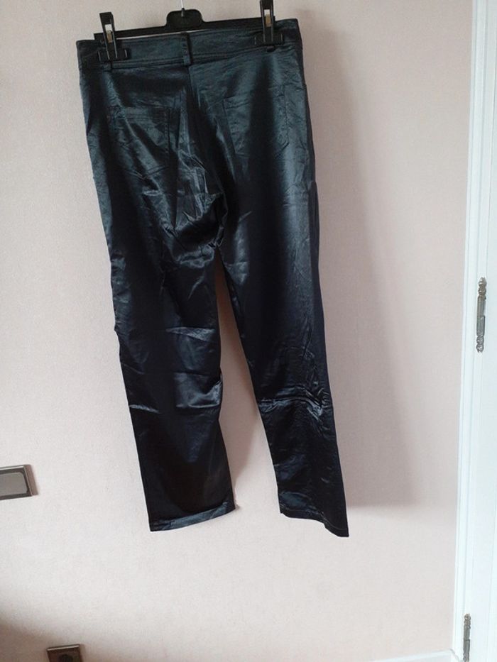 Pantalon T 38 aspect satiné avec effet froissé. - photo numéro 4
