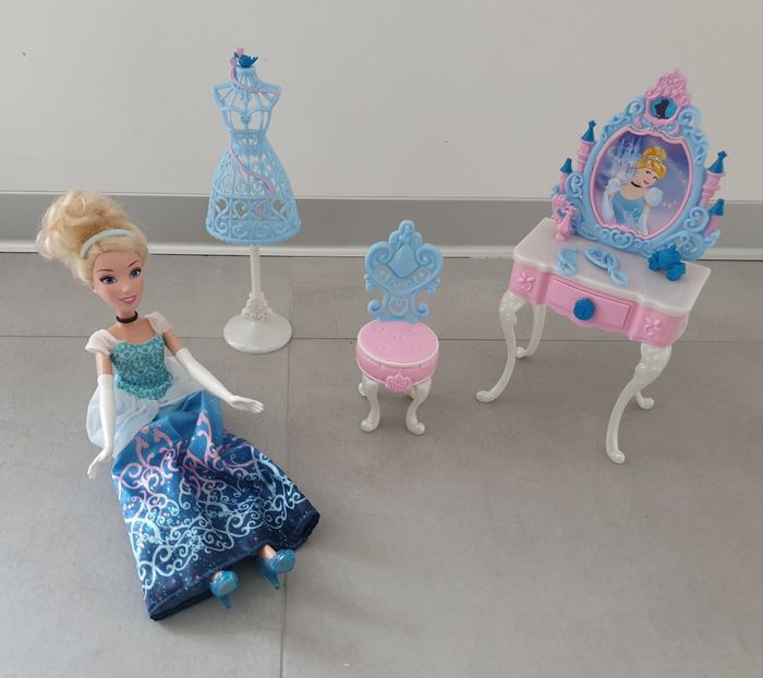 Barbie Cendrillon et sa coiffeuse