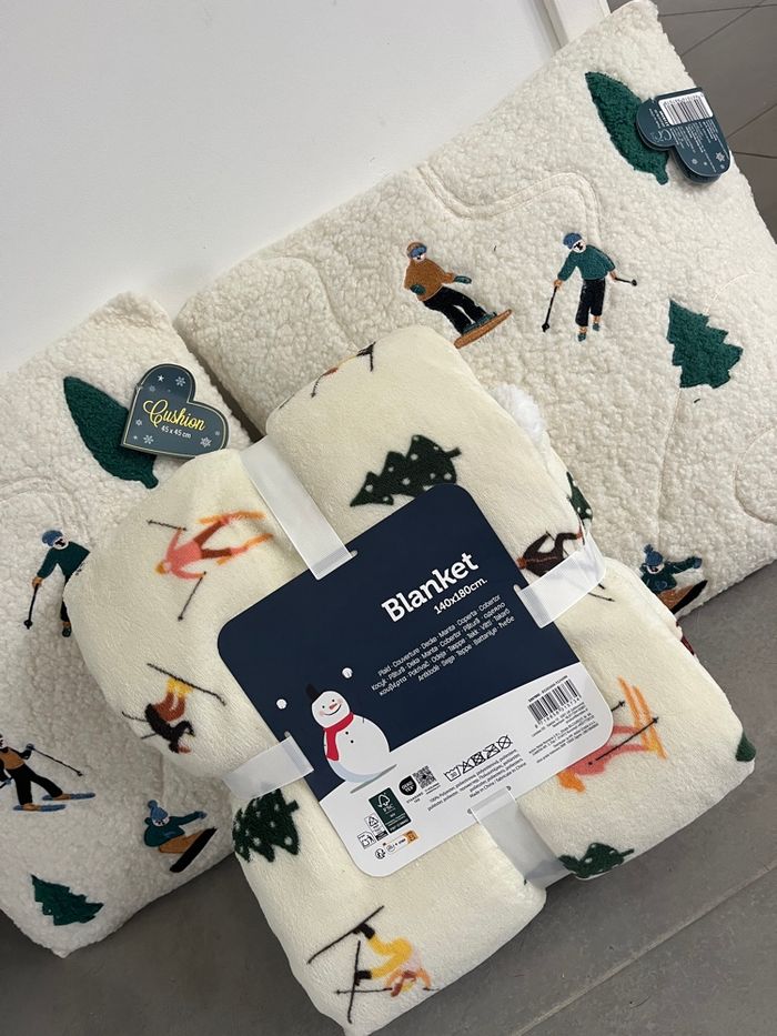 Lot de deux coussins  et un plaid