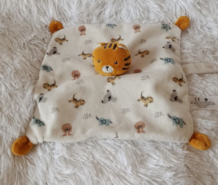 Doudou carré plat blanc avec motifs - tigre -Attache tétine Simba - photo numéro 1