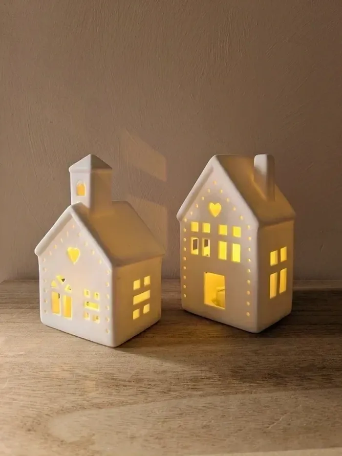 Petite église blanche lumineuse en céramique avec éclairage LED. - photo numéro 2