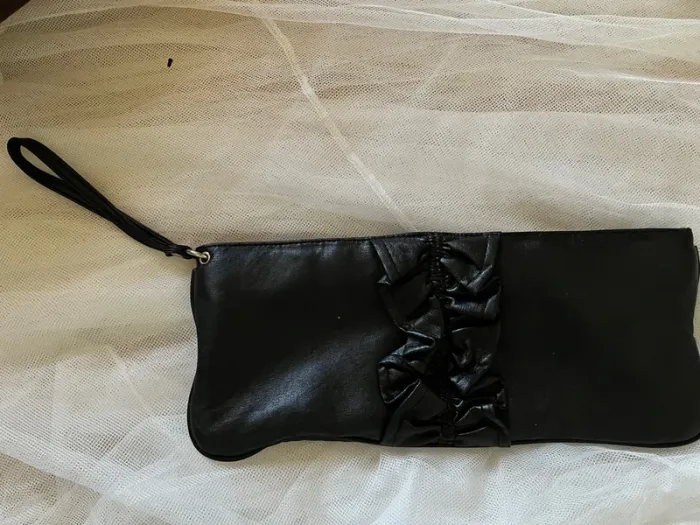 Pochette soirée noire smocks décoratifs/ devant