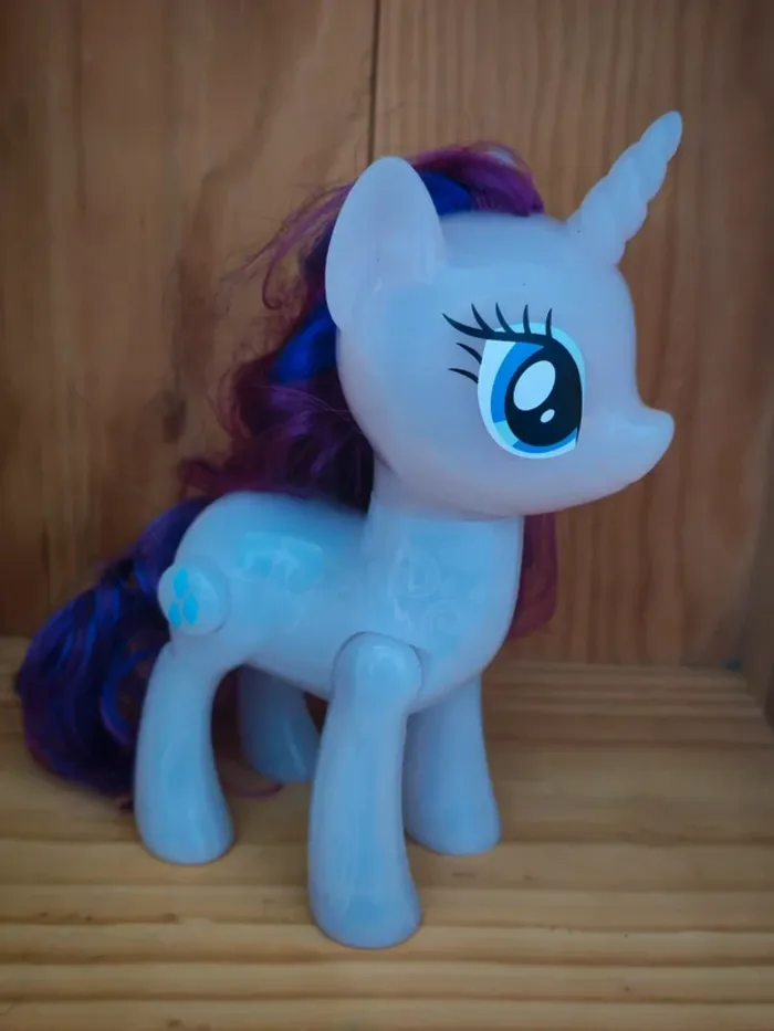 My Little Pony Shining Friends Rarity Figure
Licorne