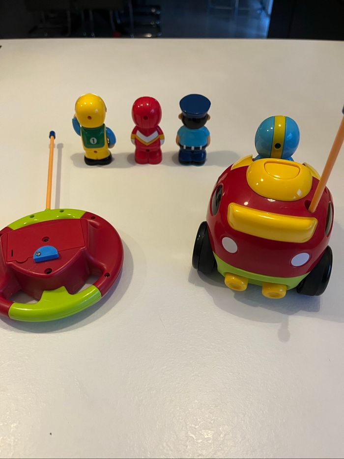 Voiture télécommandée et 4 personnages - photo numéro 5