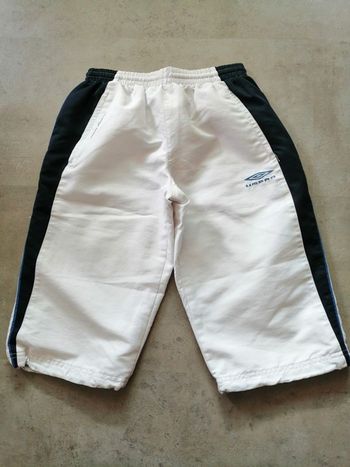 Pantacourt blanc et bleu marine doublé  Taille élastiquée avec cordon  12/14 ans Umbro