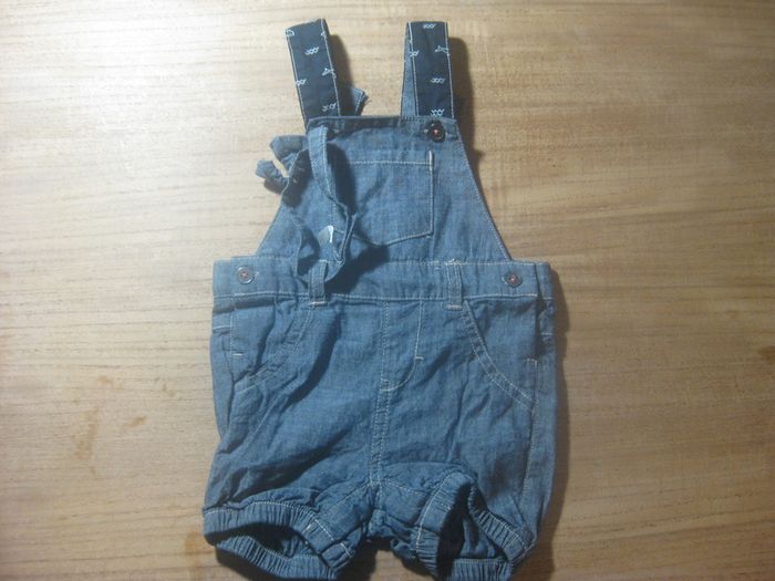 salopette avec nœud papillon